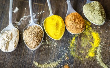 farklı baharat ve kaşık baharat seti