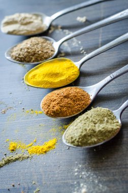 farklı baharat ve kaşık baharat seti