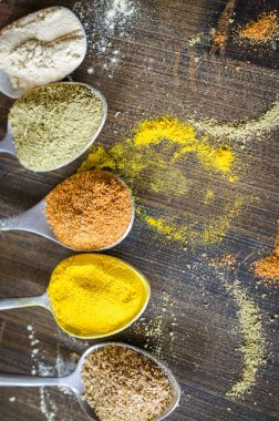 farklı baharat ve kaşık baharat seti