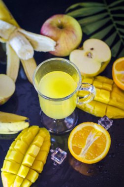 multivitamin ve multifruit suyu meyve masada orta çeşitli fincan