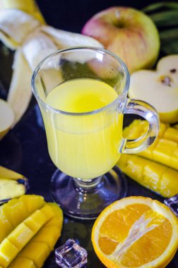 multivitamin ve multifruit suyu meyve masada orta çeşitli fincan