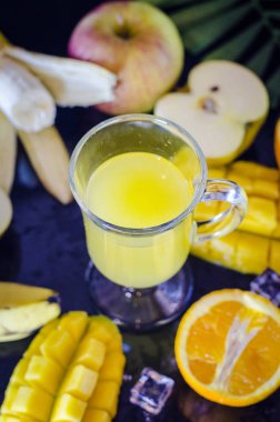 multivitamin ve multifruit suyu meyve masada orta çeşitli fincan