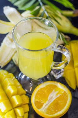 multivitamin ve multifruit suyu meyve masada orta çeşitli fincan