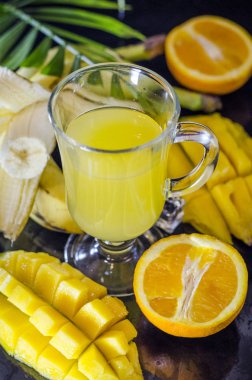 multivitamin ve multifruit suyu meyve masada orta çeşitli fincan