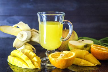 multivitamin ve multifruit suyu meyve masada orta çeşitli fincan