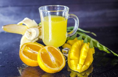 multivitamin ve multifruit suyu meyve masada orta çeşitli fincan