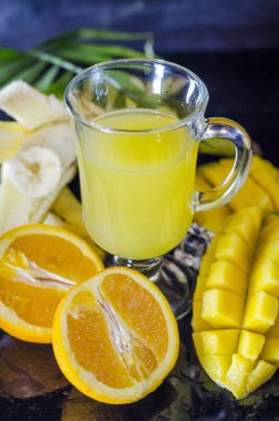 multivitamin ve multifruit suyu meyve masada orta çeşitli fincan