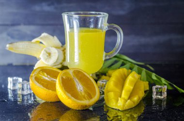 multivitamin ve multifruit suyu meyve masada orta çeşitli fincan