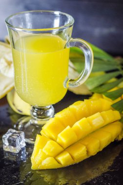 multivitamin ve multifruit suyu meyve masada orta çeşitli fincan