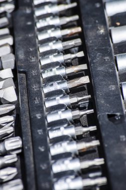 Elektromekanik bir çalışan çalışması için farklı araçları kümesi