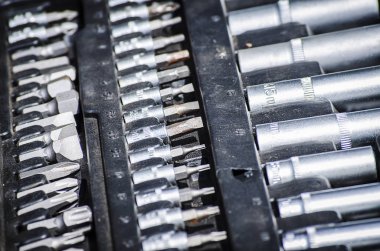 Elektromekanik bir çalışan çalışması için farklı araçları kümesi