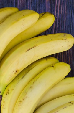 bir tablo üzerinde muz yakın çekim sürü