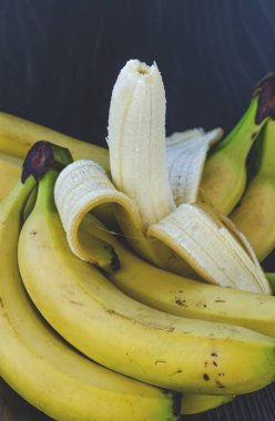 bir tablo üzerinde muz yakın çekim sürü