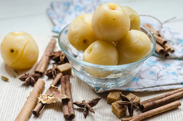 Ev yapımı doğal organik tatlı elma bir kase konserve