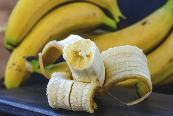 Куча Бананов Крупным Планом Столе Лицензионные Стоковые Изображения