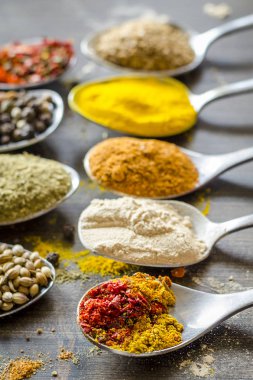 farklı baharat ve kaşık baharat seti