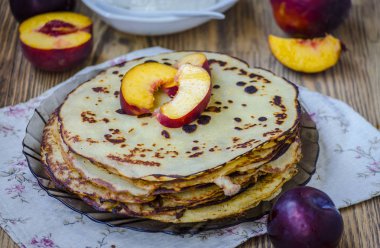 büyük kızarmış ev yapımı kek ve meyve yığını
