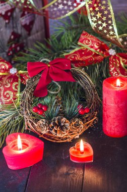 Mumlar çam ve süs eşyaları ile Noel arka plan