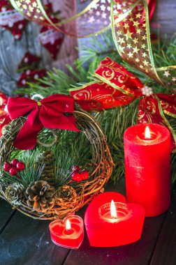 Mumlar çam ve süs eşyaları ile Noel arka plan