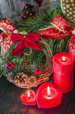 Mumlar çam ve süs eşyaları ile Noel arka plan