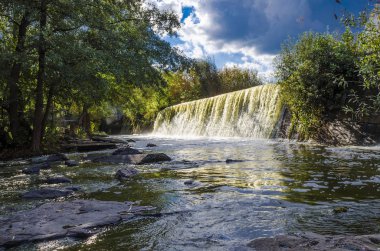 Sonbahar arifesinde kaynar su ile Kanyon