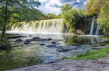 Sonbahar arifesinde kaynar su ile Kanyon