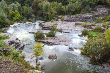 Sonbahar arifesinde kaynar su ile Kanyon