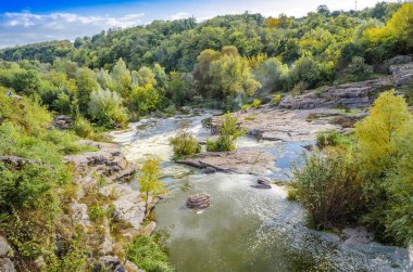 Sonbahar arifesinde kaynar su ile Kanyon