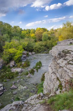 Sonbahar arifesinde kaynar su ile Kanyon