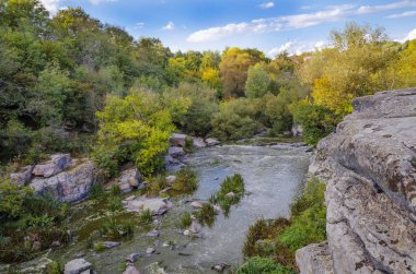 Sonbahar arifesinde kaynar su ile Kanyon