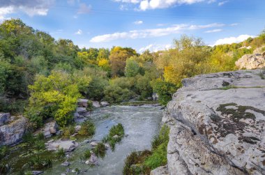 Sonbahar arifesinde kaynar su ile Kanyon