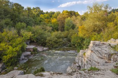 Sonbahar arifesinde kaynar su ile Kanyon
