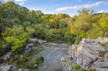 Sonbahar arifesinde kaynar su ile Kanyon