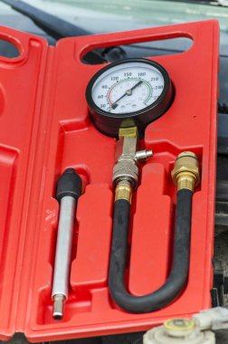 Sıkıştırma tester kutusunda yere yakın çekim