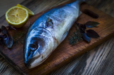 taze çiğ ton balığı mutfak tahtası