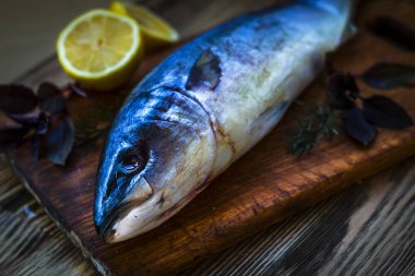 taze çiğ ton balığı mutfak tahtası