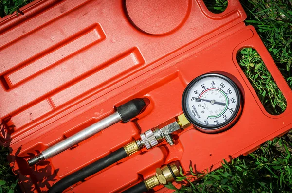 Sıkıştırma tester kutusunda yere yakın çekim