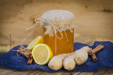 bal, zencefil, tarçın ve limon soğuk çay için doğal malzemeler vardır