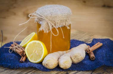 bal, zencefil, tarçın ve limon doğal maddeler vardır