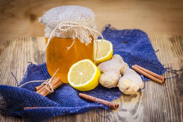 Honey, ginger, cinnamon and lemon are natural ingredients — Stock Photo, Image