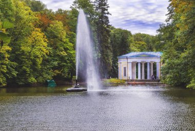 Çeşme parkta suda bir yılan şeklinde