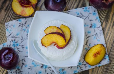 doğal taze süt peynir ve meyve masada