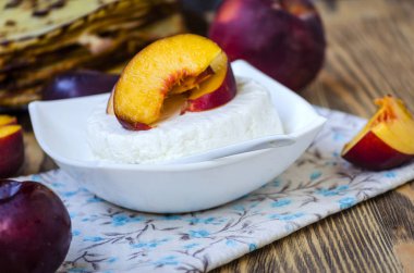 doğal taze süt peynir ve meyve masada