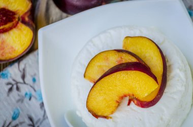 doğal taze süt peynir ve meyve masada