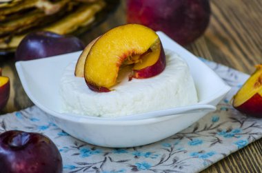 doğal taze süt peynir ve meyve masada