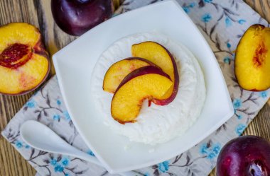 doğal taze süt peynir ve meyve masada