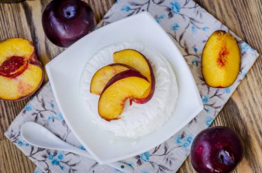 doğal taze süt peynir ve meyve masada