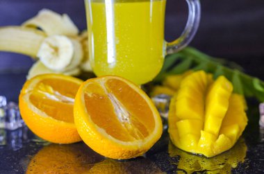 olgun mango masaya yakın çekim