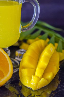 olgun mango masaya yakın çekim