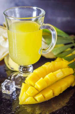 olgun mango masaya yakın çekim